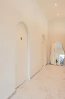 아치 도어와 웨이브 거울이 만든 미니멀 카페 공간